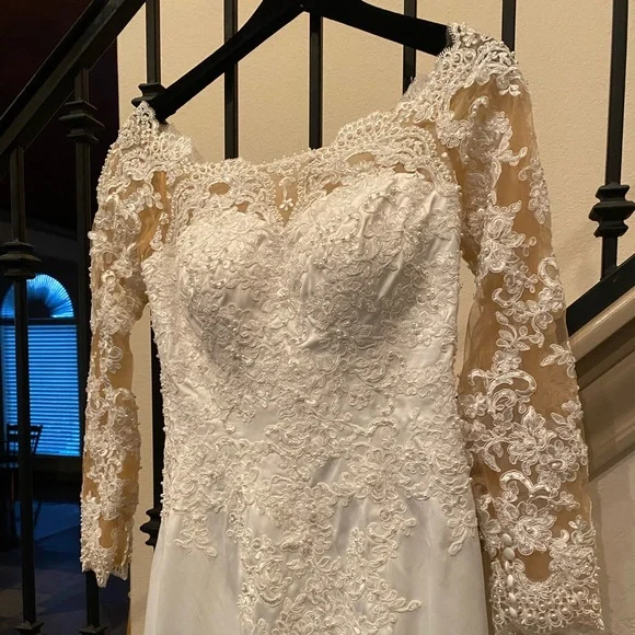 One of a kind size 2 Wedding Gown Street Size 0 Off the Shoulder NWT Pearl Bead